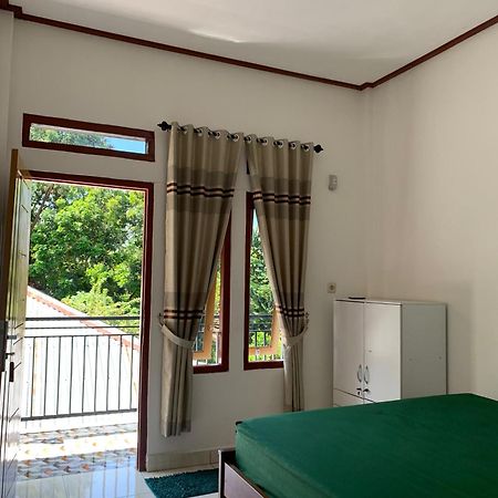 Bertus Guesthouse Labuan Bajo Esterno foto