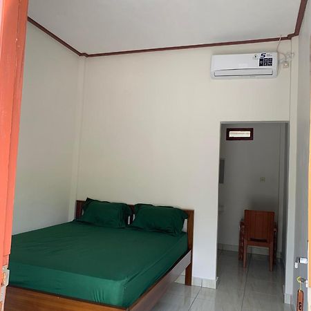 Bertus Guesthouse Labuan Bajo Esterno foto