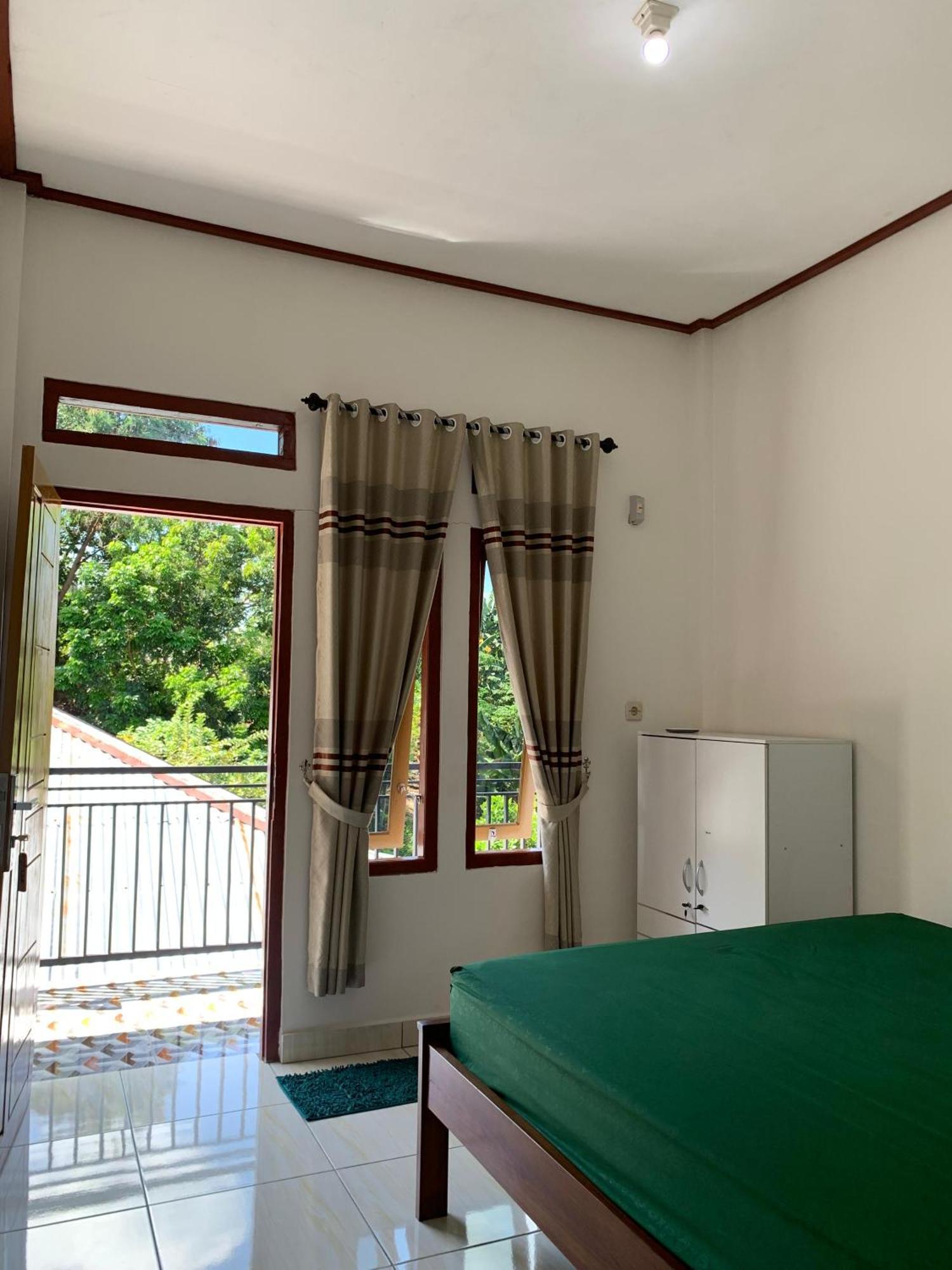 Bertus Guesthouse Labuan Bajo Esterno foto