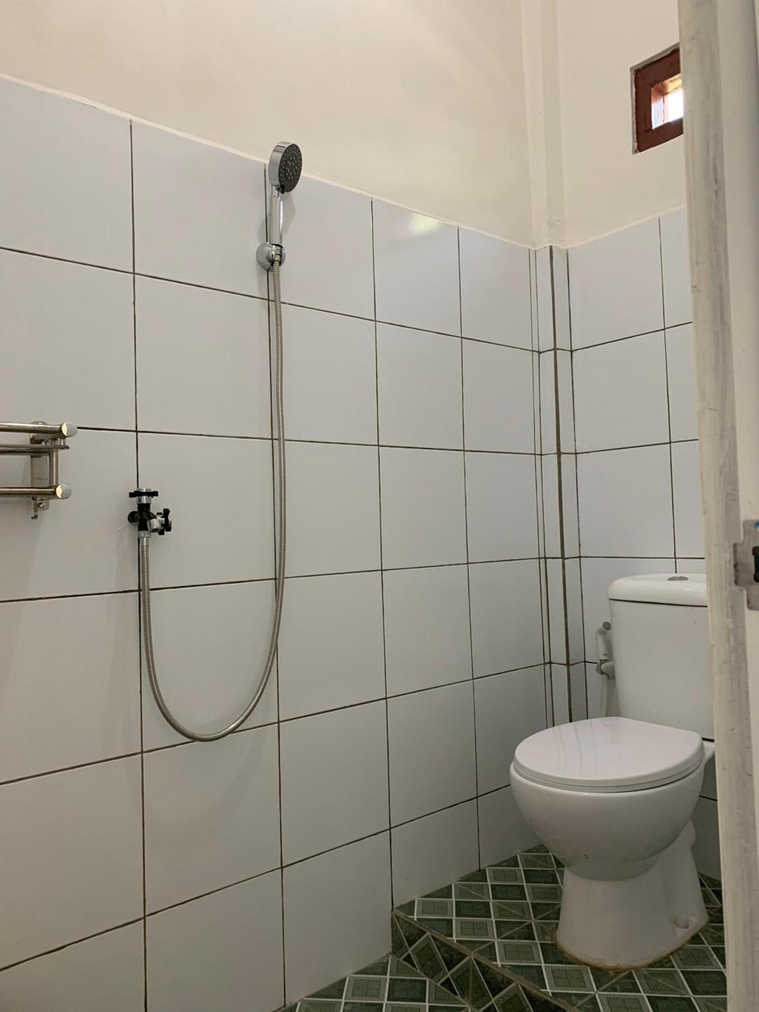 Bertus Guesthouse Labuan Bajo Esterno foto