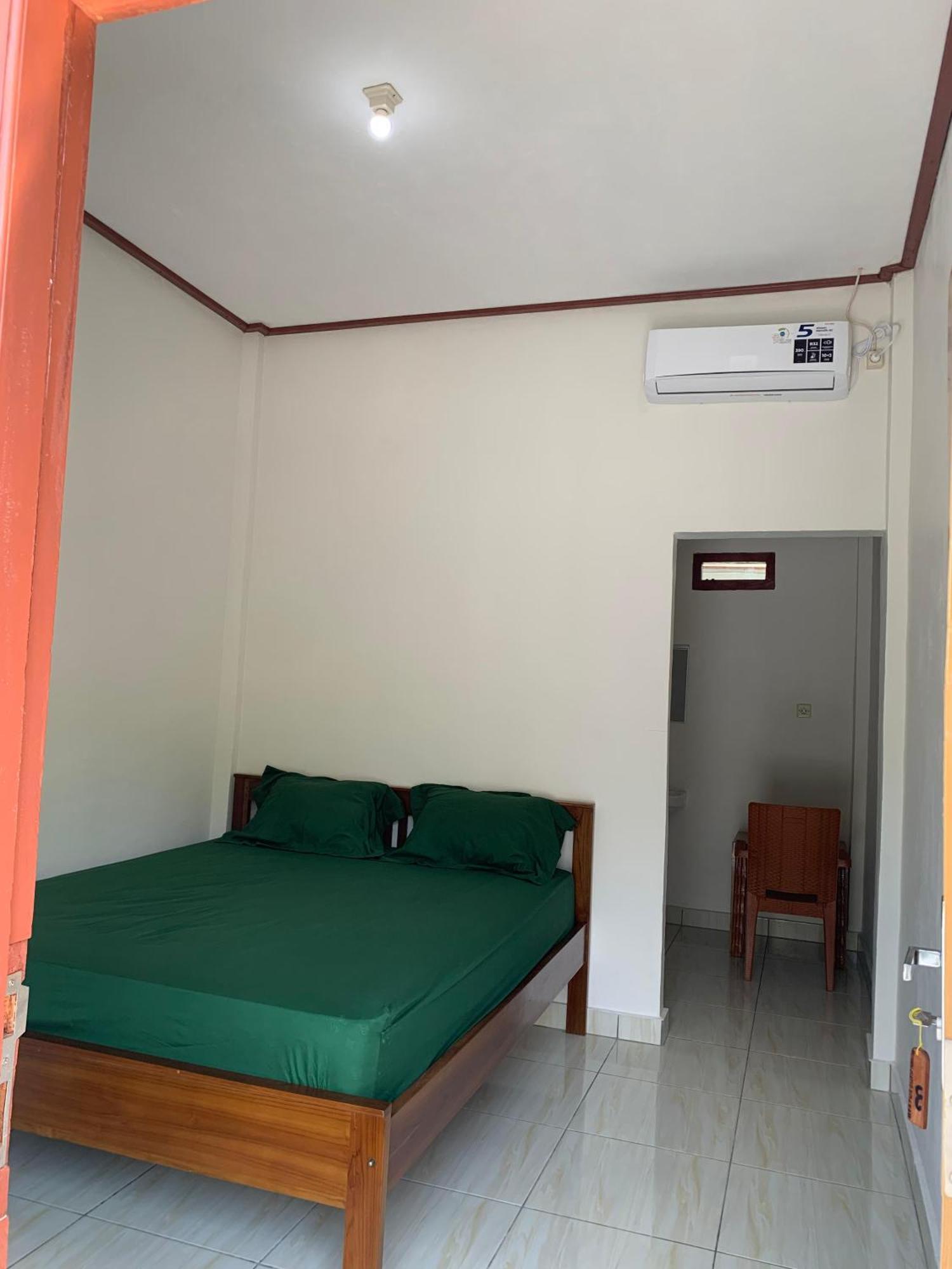Bertus Guesthouse Labuan Bajo Esterno foto